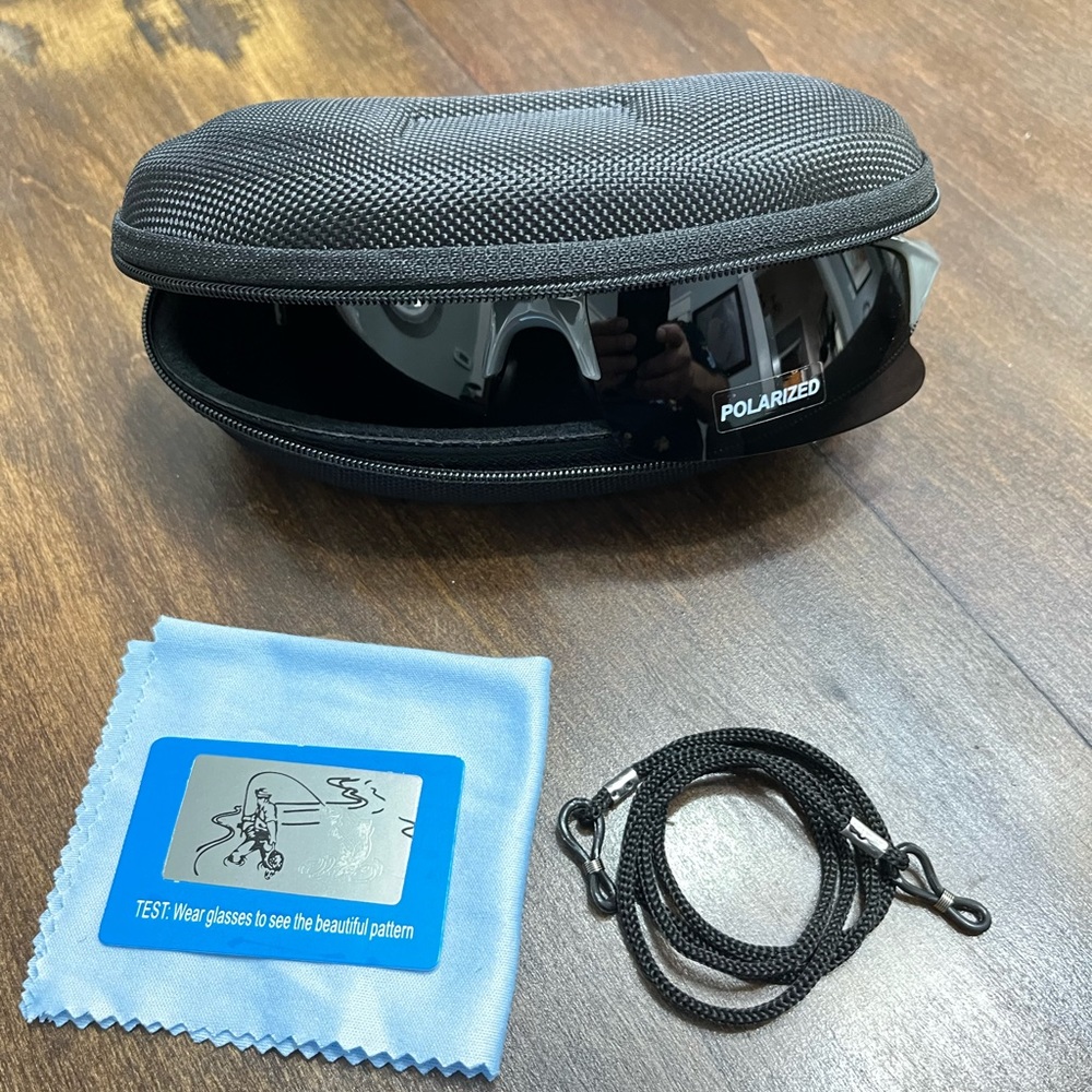 Polarized Fishing Sunglasses with Anti-Lost Strap 
New condition